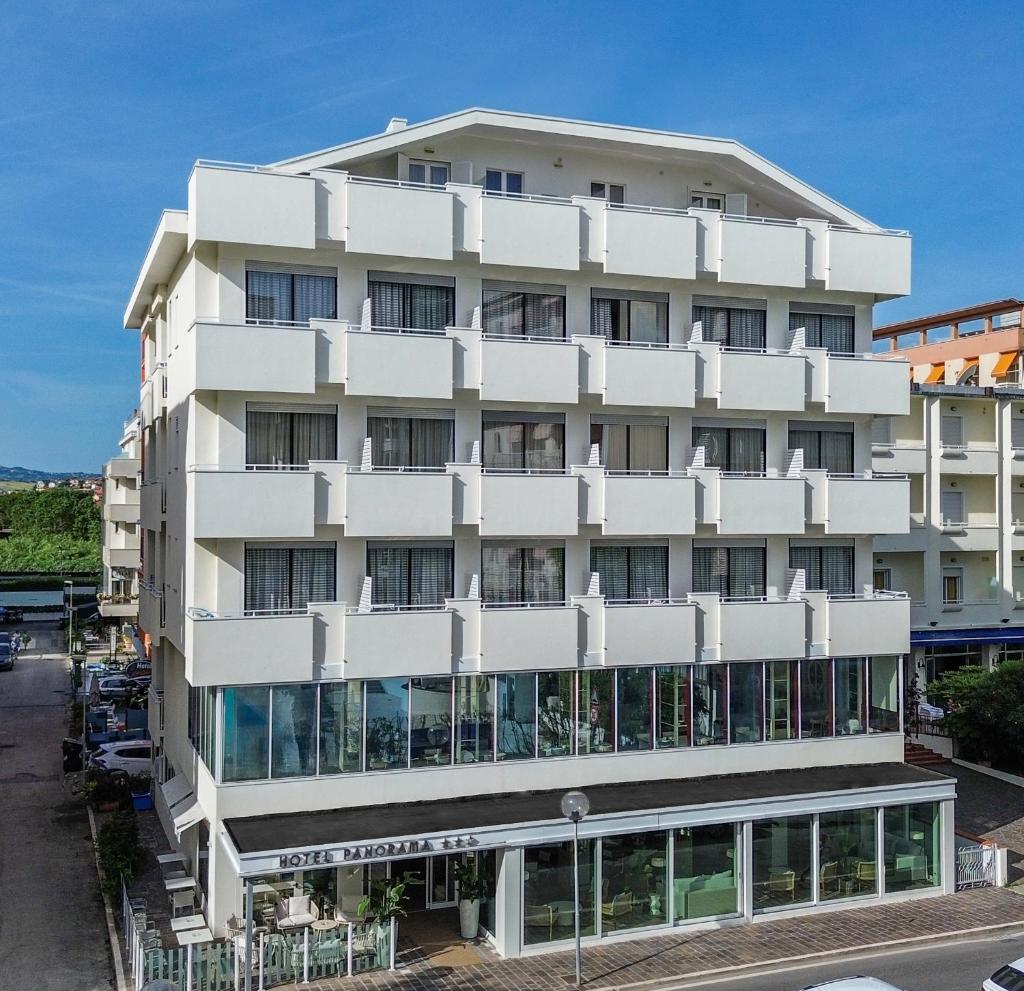 un immeuble d'appartements avec beaucoup de fenêtres dans l'établissement Hotel Panorama, à Cattolica