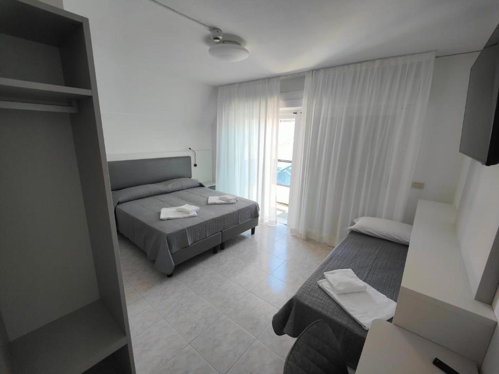 un salon avec un canapé et une fenêtre dans l'établissement Hotel DOLCEVITA Park & Beach included, à Lido di Jesolo 68 autres photos