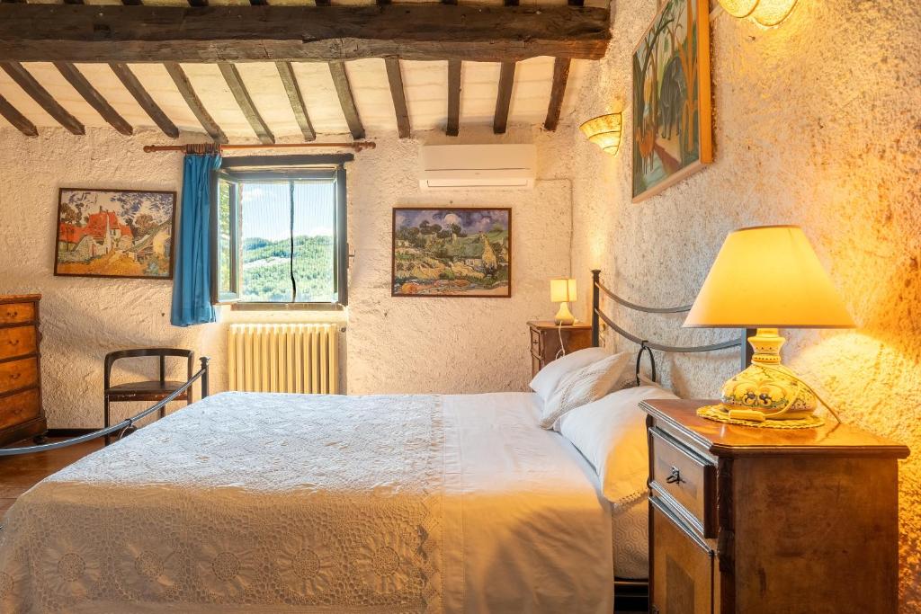 une chambre avec un lit et une lampe sur une table dans l'établissement Il Rancho Grande, à Città di Castello