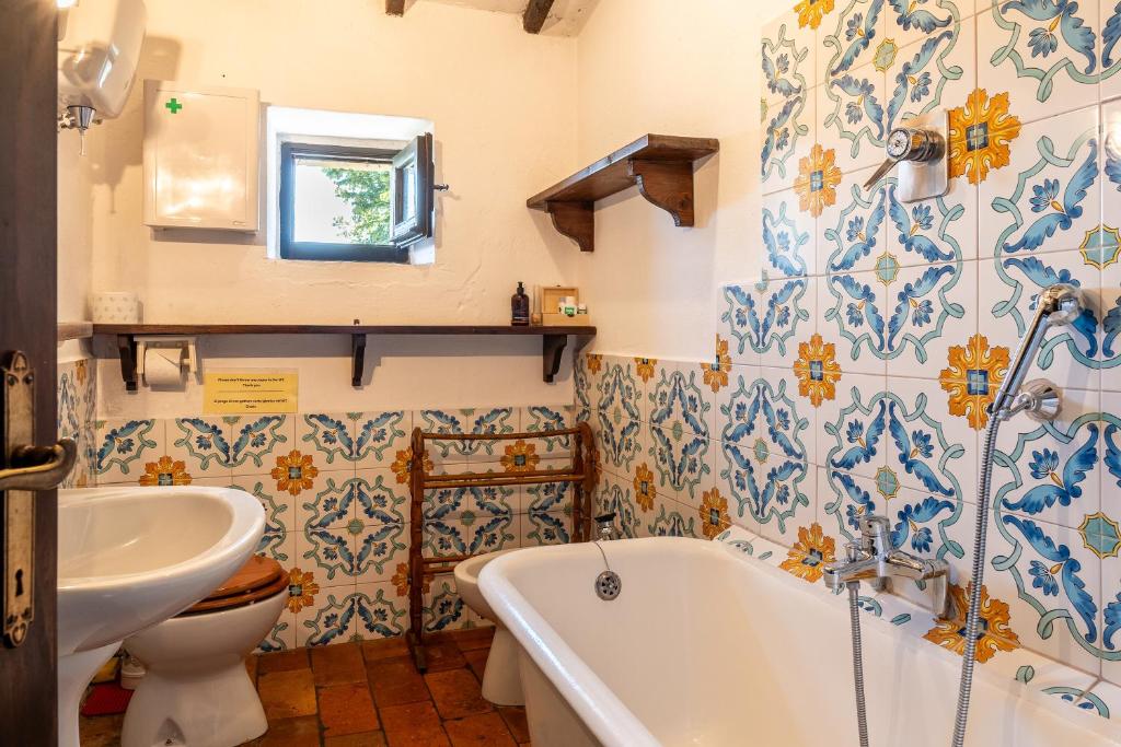une salle de bain avec une baignoire, des toilettes et un lavabo dans l'établissement Il Rancho Grande, à Città di Castello