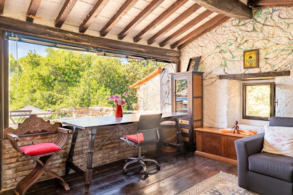 une pièce avec une table, des chaises et une fenêtre dans l'établissement Il Rancho Grande, à Città di Castello