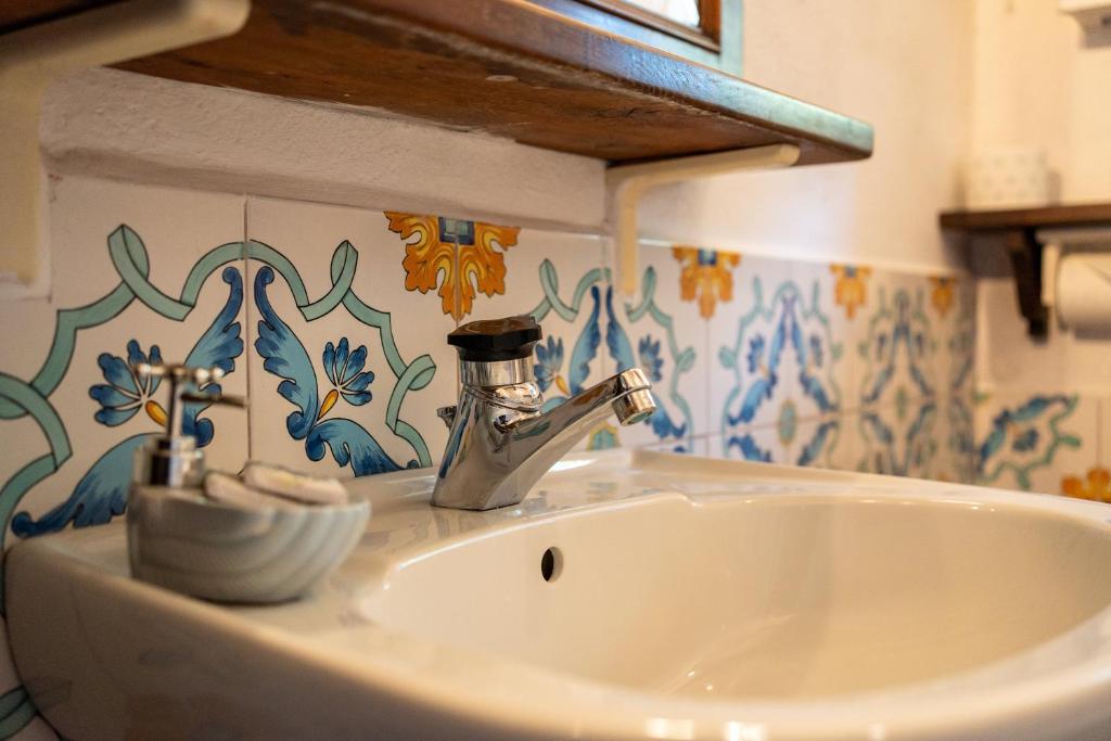 La salle de bains est pourvue d'un lavabo et d'un robinet. dans l'établissement Il Rancho Grande, à Città di Castello 23 autres photos