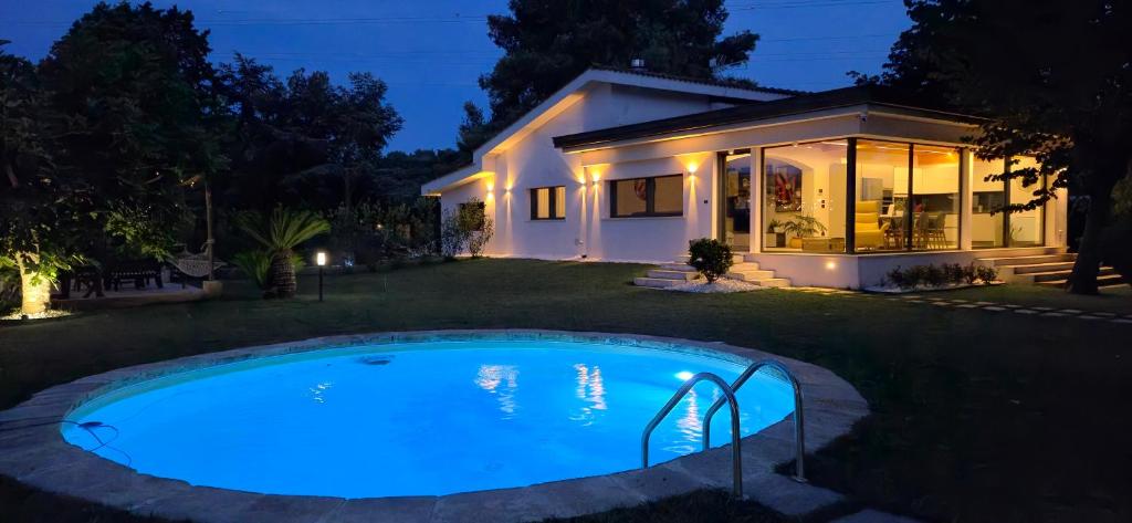 une maison avec une piscine dans la cour dans l'établissement ALFA COUNTRY HOUSE Villa Salento, à Lequile