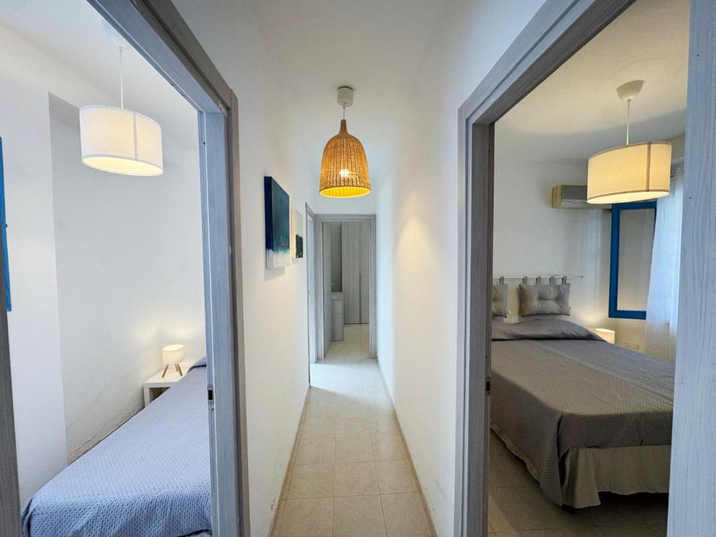 un couloir menant à une chambre avec un lit dans l'établissement Villa Marzamemi with pool, à Marzamemi 48 autres photos