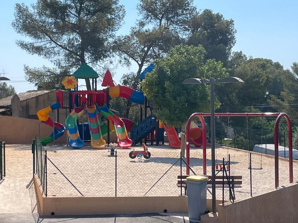 une aire de jeux dans un parc avec dans l'établissement Frantheor Saint-Raphael 4 étoiles, à Saint-Raphaël