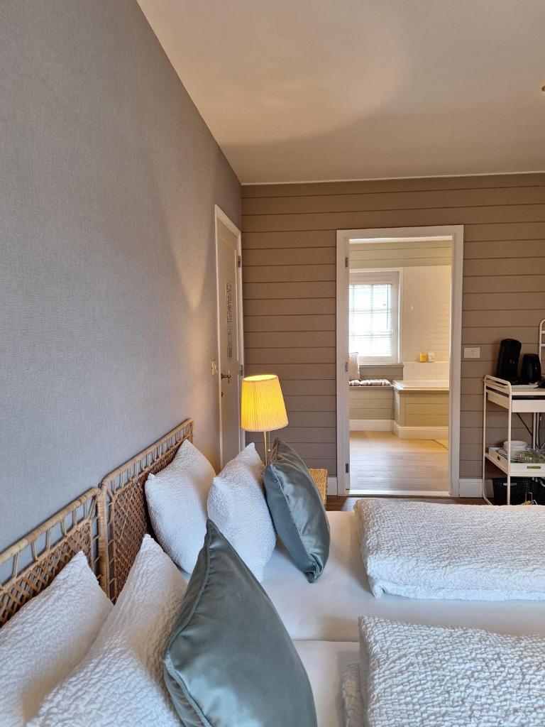 Casa-Cosi, tourist & business suites & flats with reserved parking and private terraces in shared garden with seasonal pool included, private sauna available 4