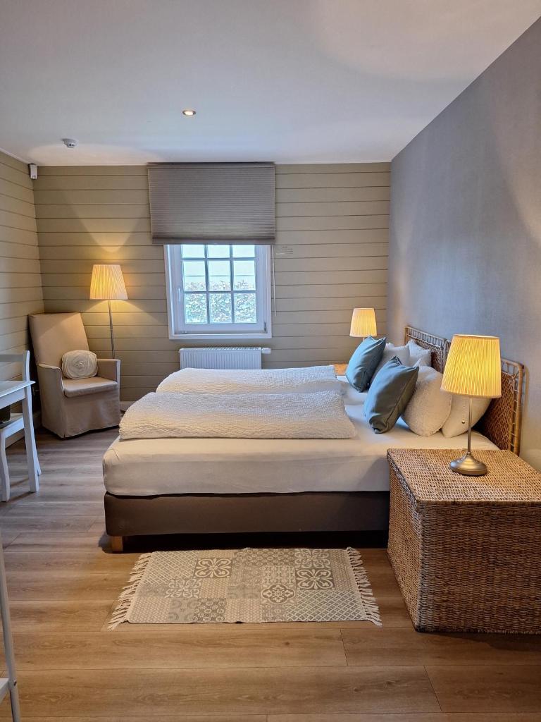 Casa-Cosi, tourist & business suites & flats with reserved parking and private terraces in shared garden with seasonal pool included, private sauna available 2