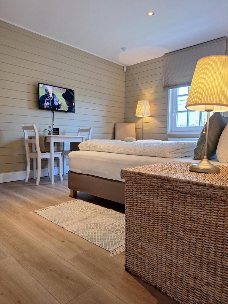 Casa-Cosi, tourist & business suites & flats with reserved parking and private terraces in shared garden with seasonal pool included, private sauna available 3