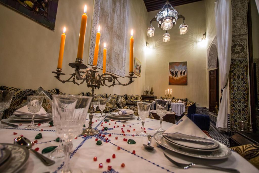 une salle à manger avec une table avec des décorations de Noël dans l'établissement Riad Letchina, à Fès