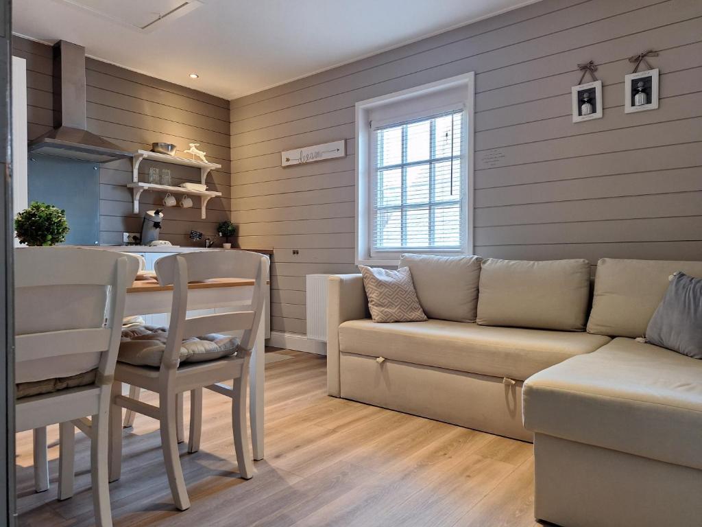 Casa-Cosi, tourist & business suites & flats with reserved parking and private terraces in shared garden with seasonal pool included, private sauna available 4