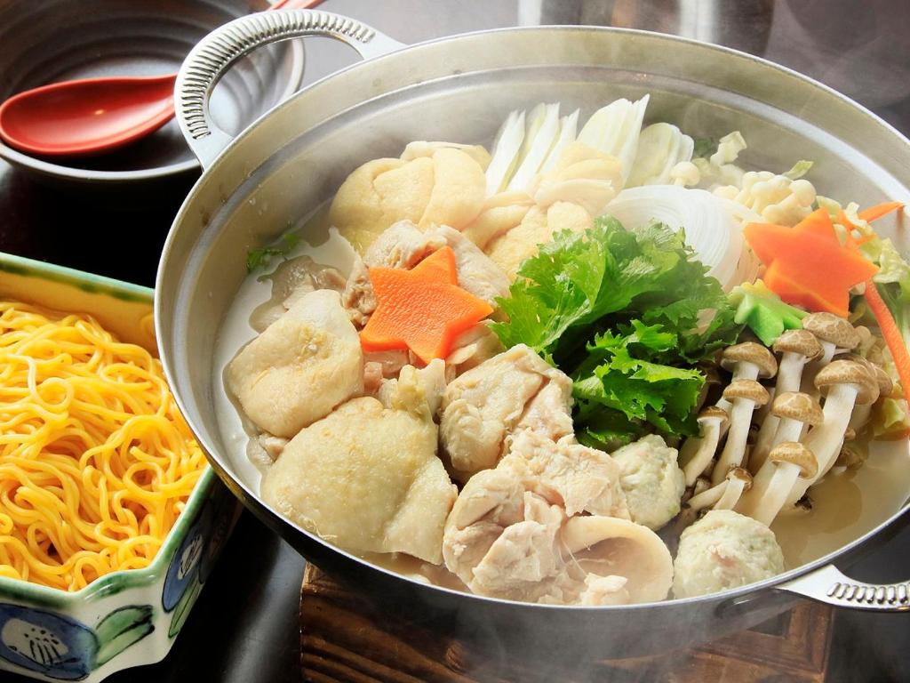 un pot rempli de nourriture avec des nouilles et des légumes dans l'établissement Yutorelo-an ANNEX, à Hakone