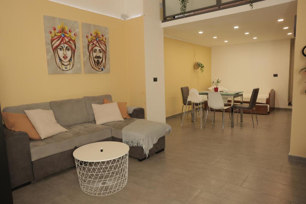 Apartment 44 4