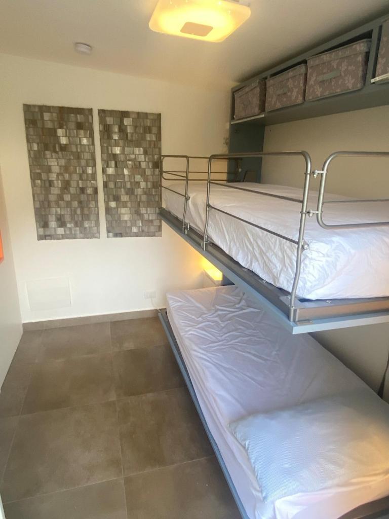 Cette chambre comprend 2 lits superposés. dans l'établissement Giardino degli Allori, Villa Manfredi with Pool, à Castellammare del Golfo