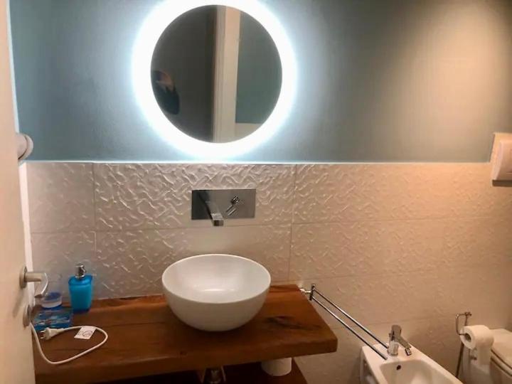 une salle de bain avec un lavabo blanc et un miroir dans l'établissement Giardino degli Allori, Villa Manfredi with Pool, à Castellammare del Golfo 27 autres photos