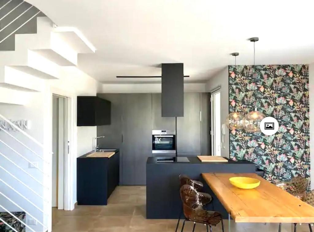 une cuisine avec une table et une salle à manger dans l'établissement Giardino degli Allori, Villa Manfredi with Pool, à Castellammare del Golfo