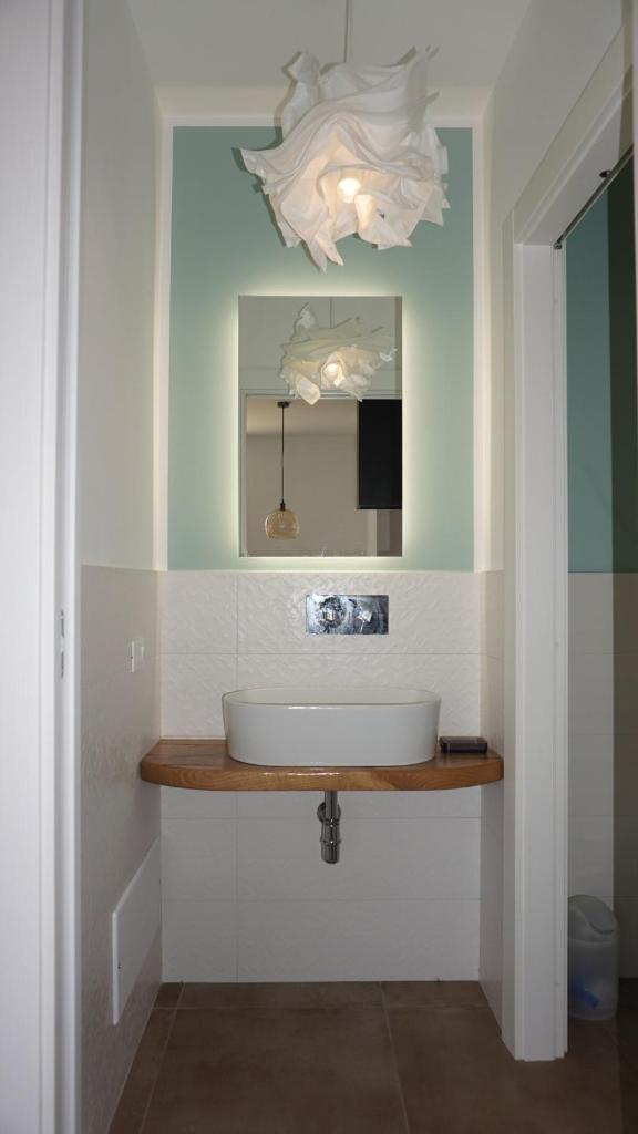 une salle de bain avec un lavabo et un miroir dans l'établissement Giardino degli Allori, Villa Manfredi with Pool, à Castellammare del Golfo