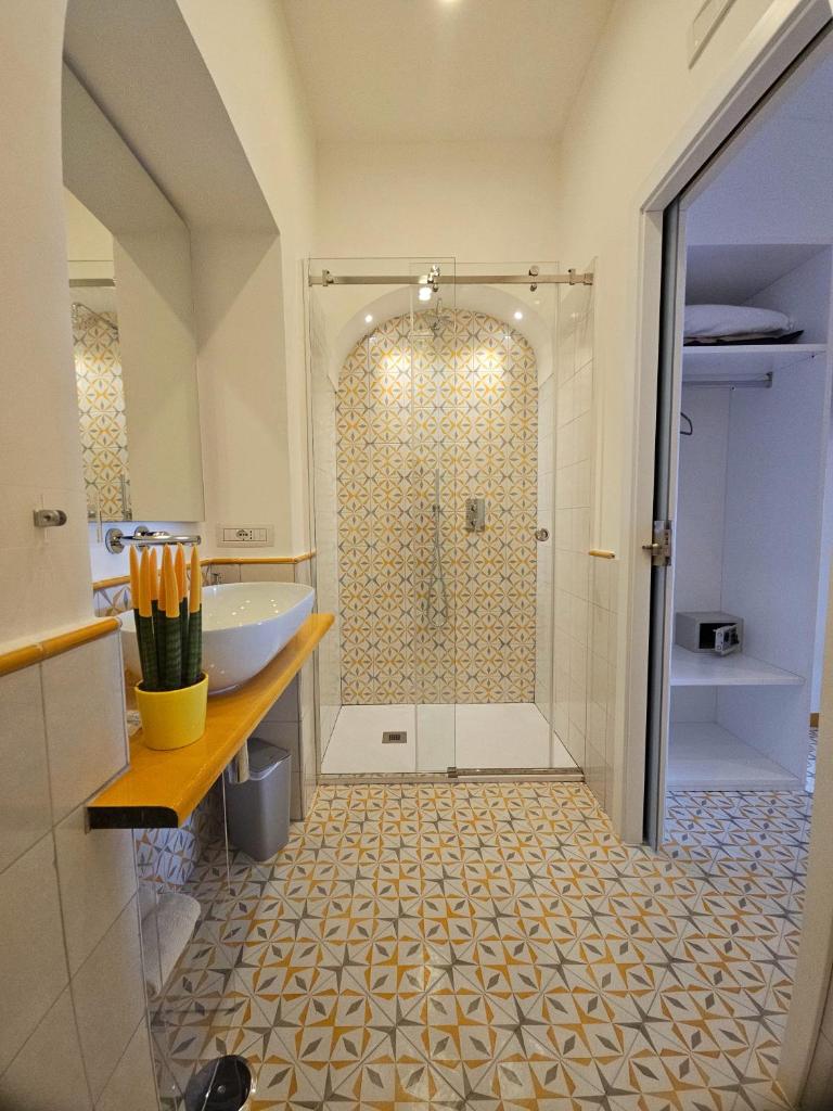 une salle de bain avec douche et lavabo dans l'établissement Hotel Relais Villa Annalara, à Amalfi 125 autres photos