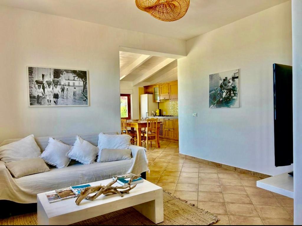 un salon avec un canapé et une table dans l'établissement Villa INARIME, à Ischia