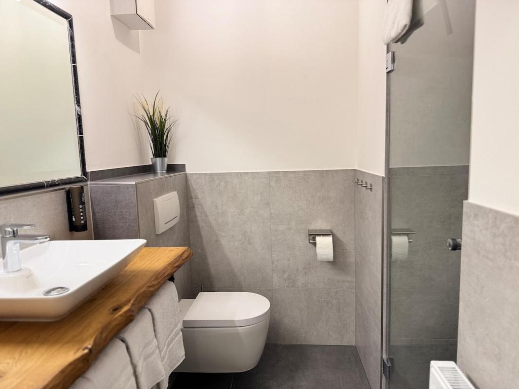 Black Suite 13 - Design-Apartment 7