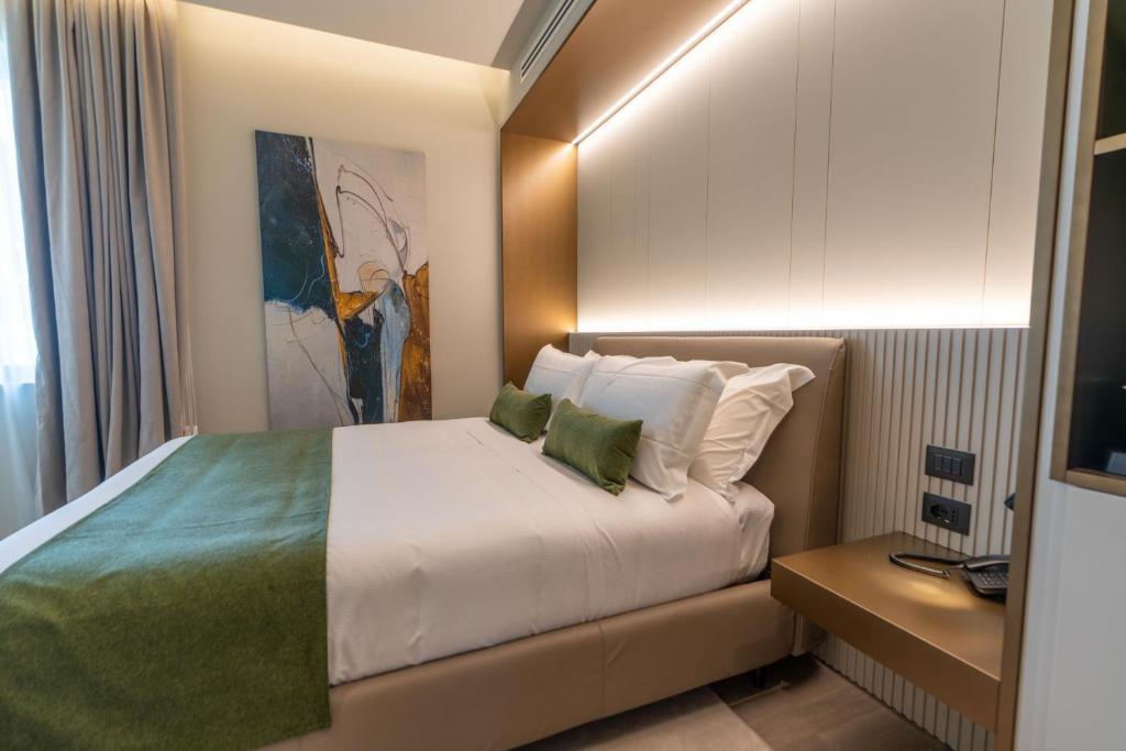 - une chambre avec un lit blanc et 2 oreillers verts dans l'établissement Villa Verdeoro, à Montesilvano 90 autres photos