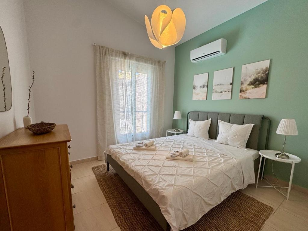 Modern two bedroom 2025- Renovated Apartment with Pool 8