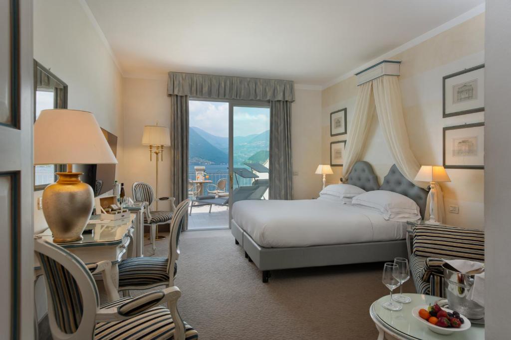 une chambre d'hôtel avec un lit, une table et des chaises dans l'établissement Hotel Rivalago, à Sulzano