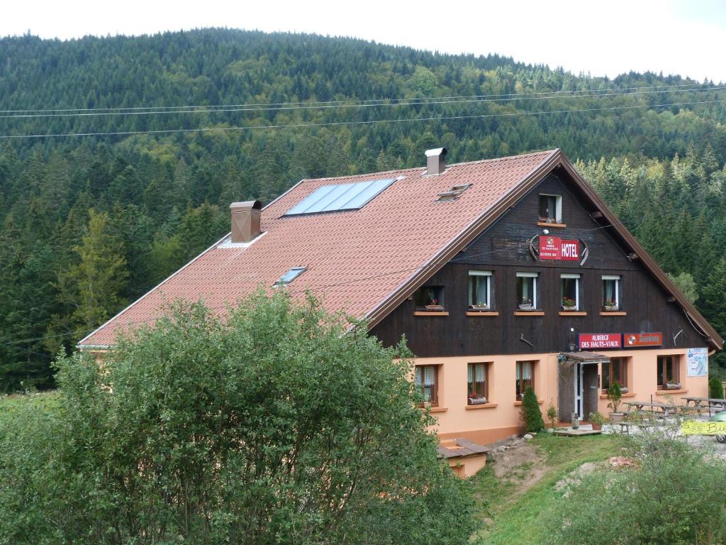 une maison dotée d'un toit avec des panneaux solaires dans l'établissement Domaine Des Hauts Viaux, à La Bresse