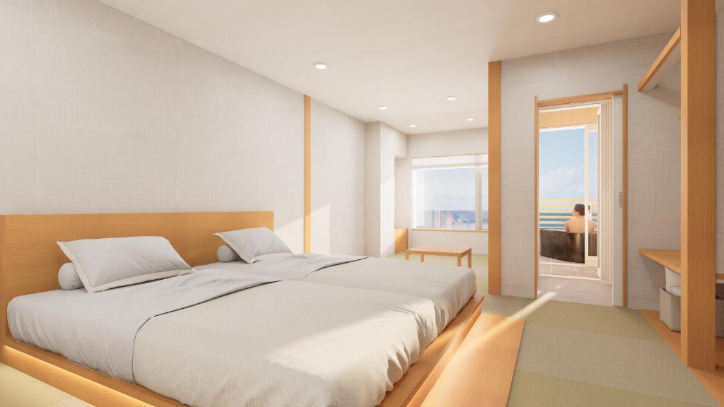 une chambre avec un grand lit et une grande fenêtre dans l'établissement Senpokaku, à Toba