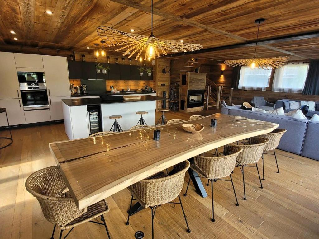 Chalet 5* aux Gets: Luxe, jacuzzi, sauna, chiens admis - FR-1-598-19