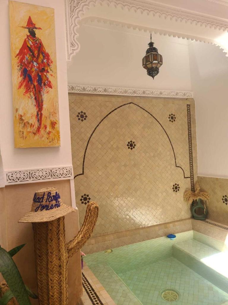 une salle de bain avec baignoire et douche dans l'établissement Riad Parfum d'Orient, à Marrakech