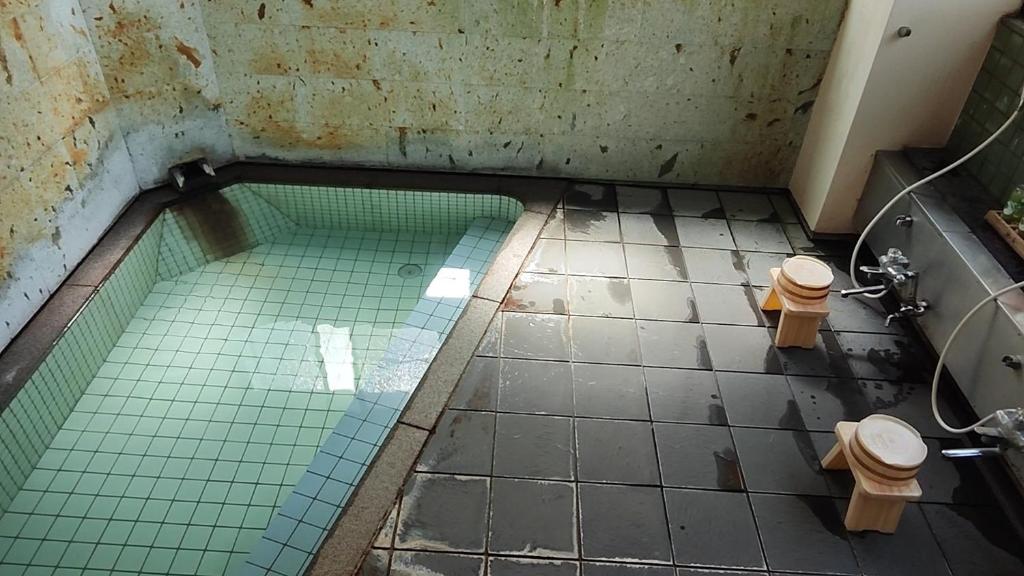 La salle de bains est pourvue d'une douche avec une piscine d'eau. dans l'établissement soraichi, à Sendai 29 autres photos