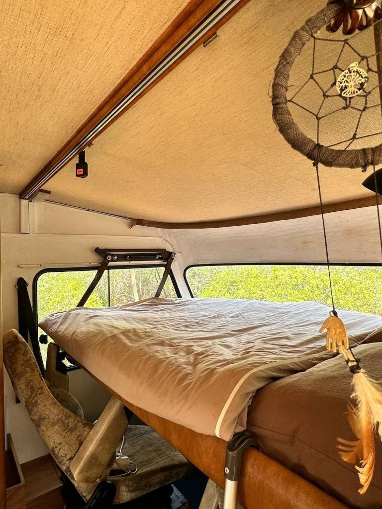 Pauls caravan for 4 - See the horses from your bed 2