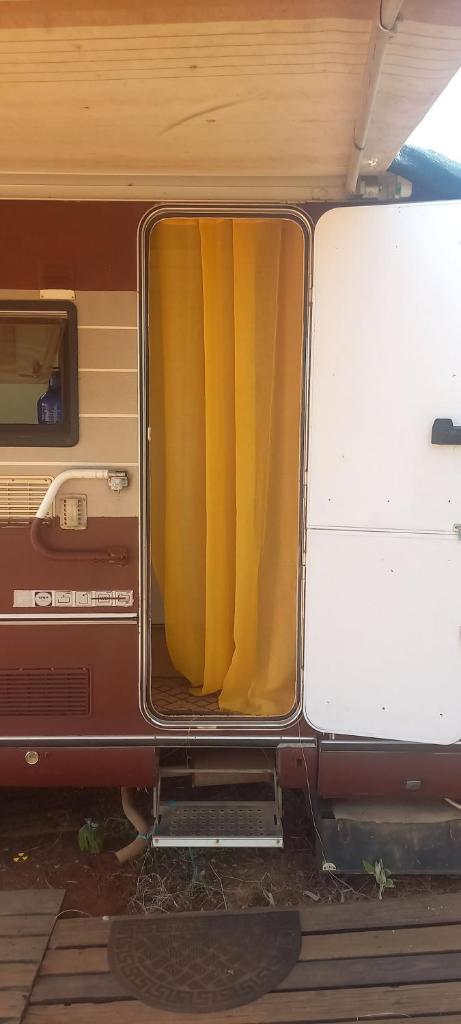 Pauls caravan for 4 - See the horses from your bed 8