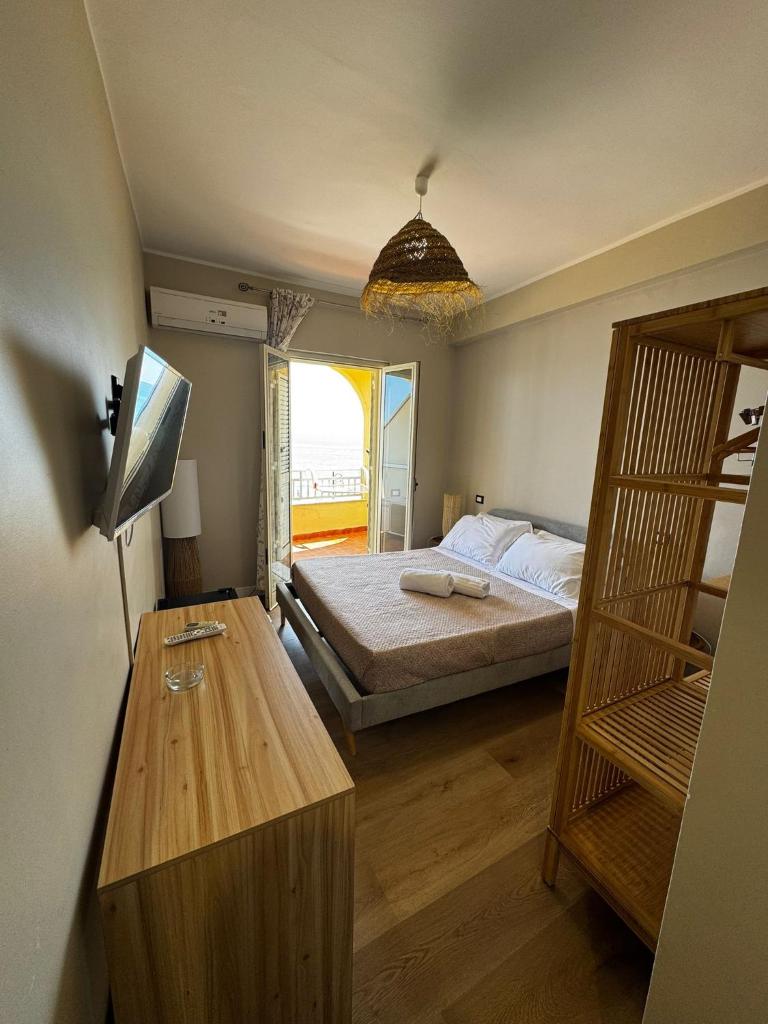 une chambre avec un lit, une télévision et une table dans l'établissement Paguro Beach Hotel, à Siculiana Marina 17 autres photos