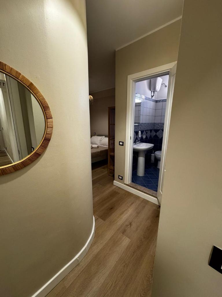 un couloir avec un miroir et une salle de bains dans l'établissement Paguro Beach Hotel, à Siculiana Marina