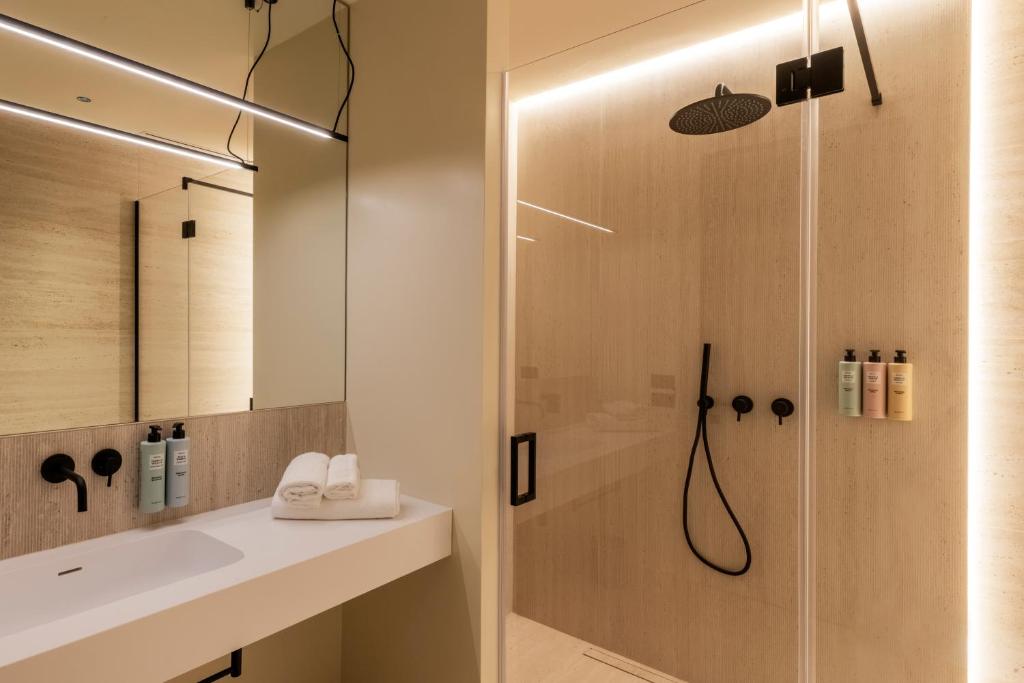une salle de bain avec douche et lavabo dans l'établissement International Hotel & Suite - In prima fila sul lungomare, à San Benedetto del Tronto 239 autres photos