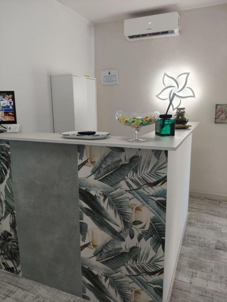 un bureau dans une pièce avec un papier peint dans l'établissement Meson Feliz, à Terracine