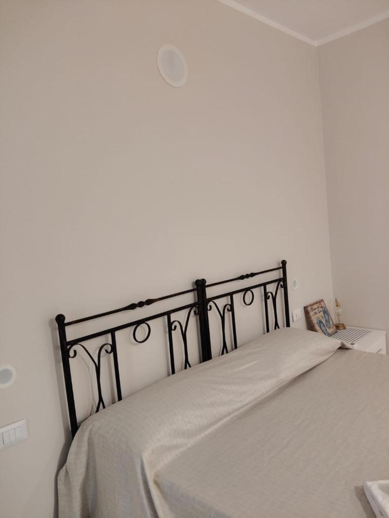 Ce lit se trouve dans un dortoir doté d'un mur blanc. dans l'établissement Meson Feliz, à Terracine