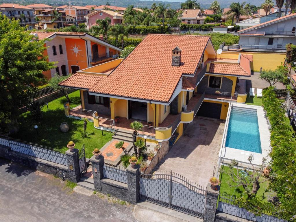 une vue aérienne d'une maison avec piscine dans l'établissement Villa Cesare, à Mascali