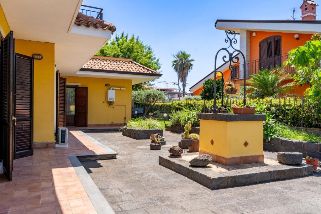 une cour d'une maison avec une fontaine dans l'établissement Villa Cesare, à Mascali