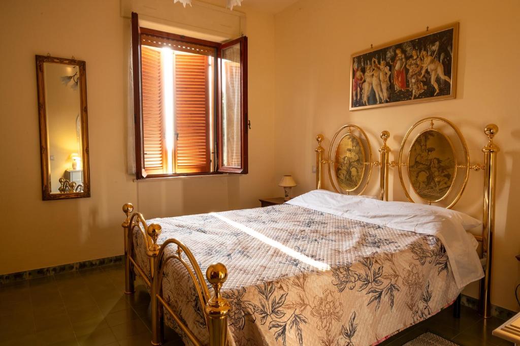 une chambre avec un lit, un miroir et une fenêtre dans l'établissement Appartamento Locazione Turistica L'Antica Sorgente Panicale, à Panicale 97 autres photos