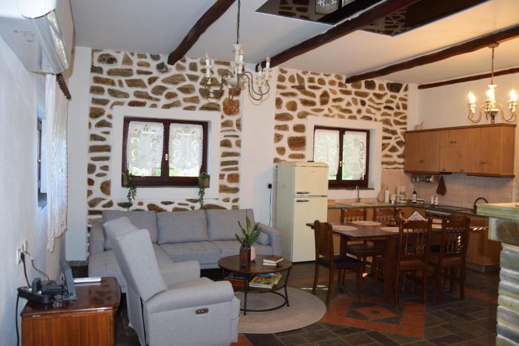 Aggelos Gardenhouse of Volos 4