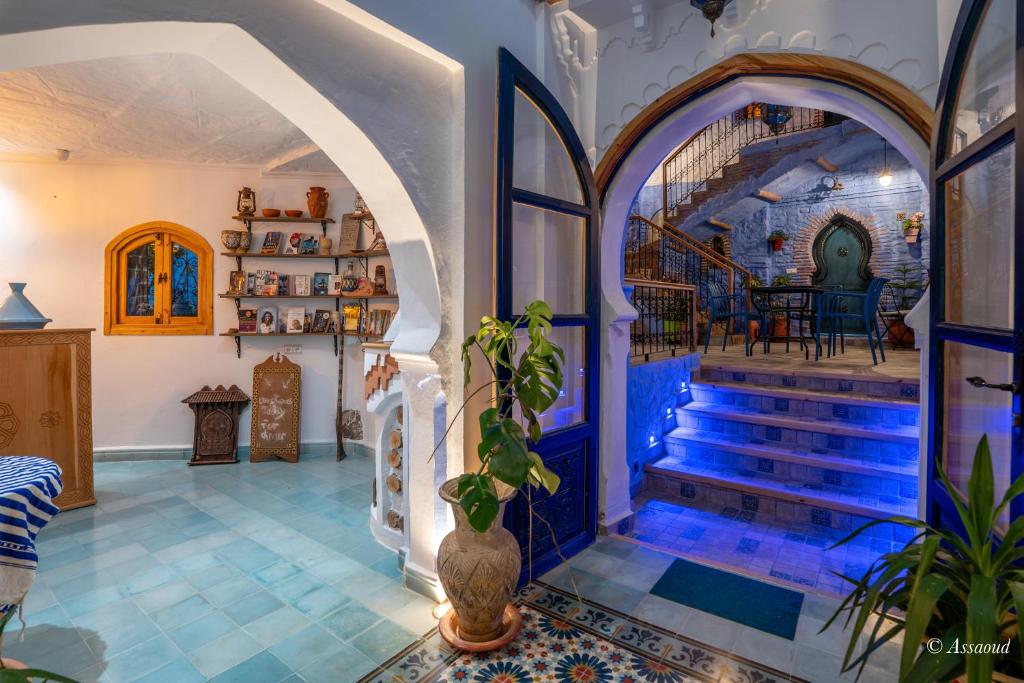 une maison avec un sol en carrelage bleu et des escaliers dans l'établissement Riad ALHAMBRA, à Chefchaouen