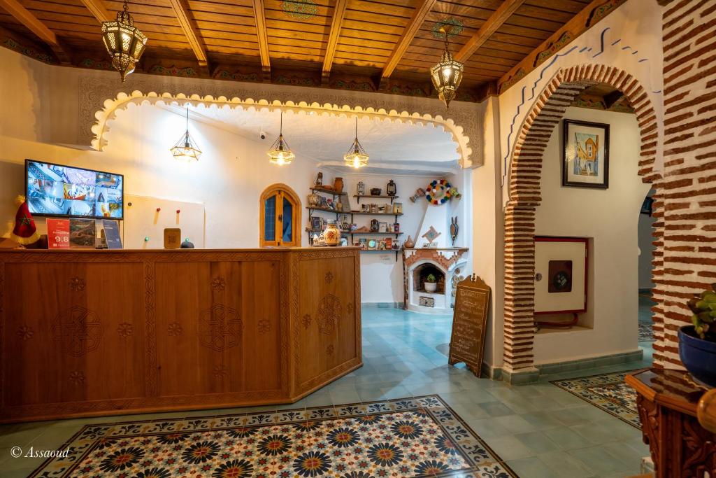 - un salon avec une voûte et une cheminée dans l'établissement Riad ALHAMBRA, à Chefchaouen