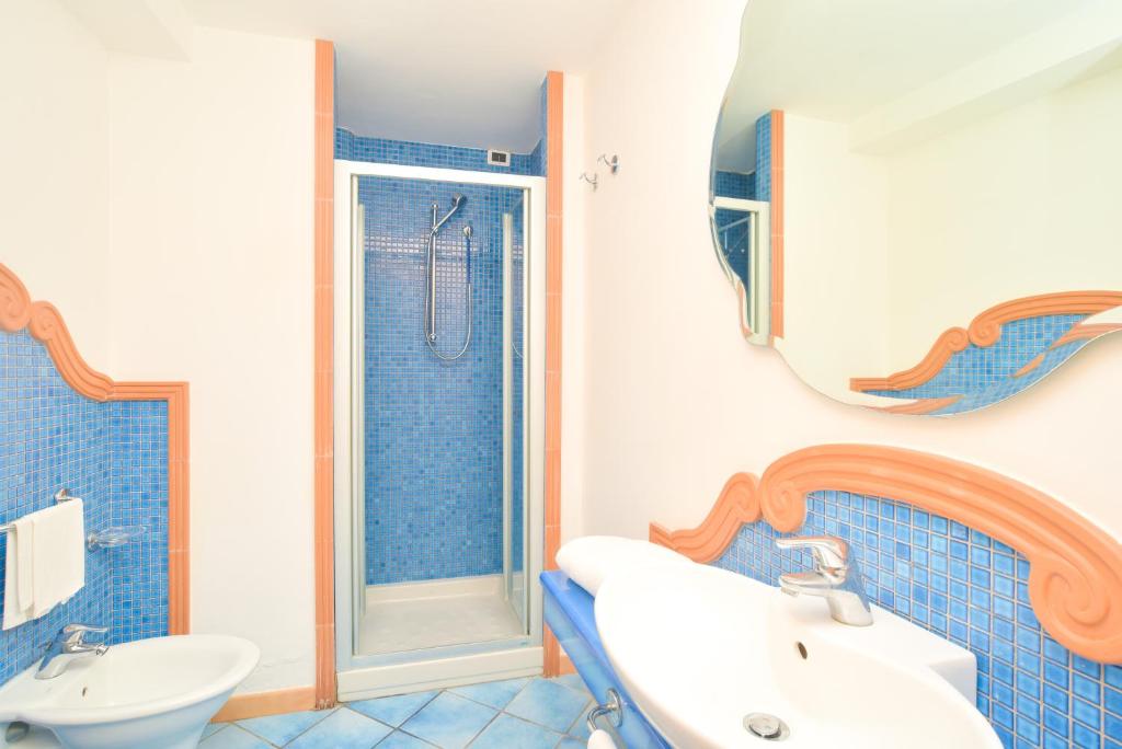 une salle de bain avec un lavabo blanc et une douche dans l'établissement Albergo Italia - Beach Hotel, à Ischia 56 autres photos