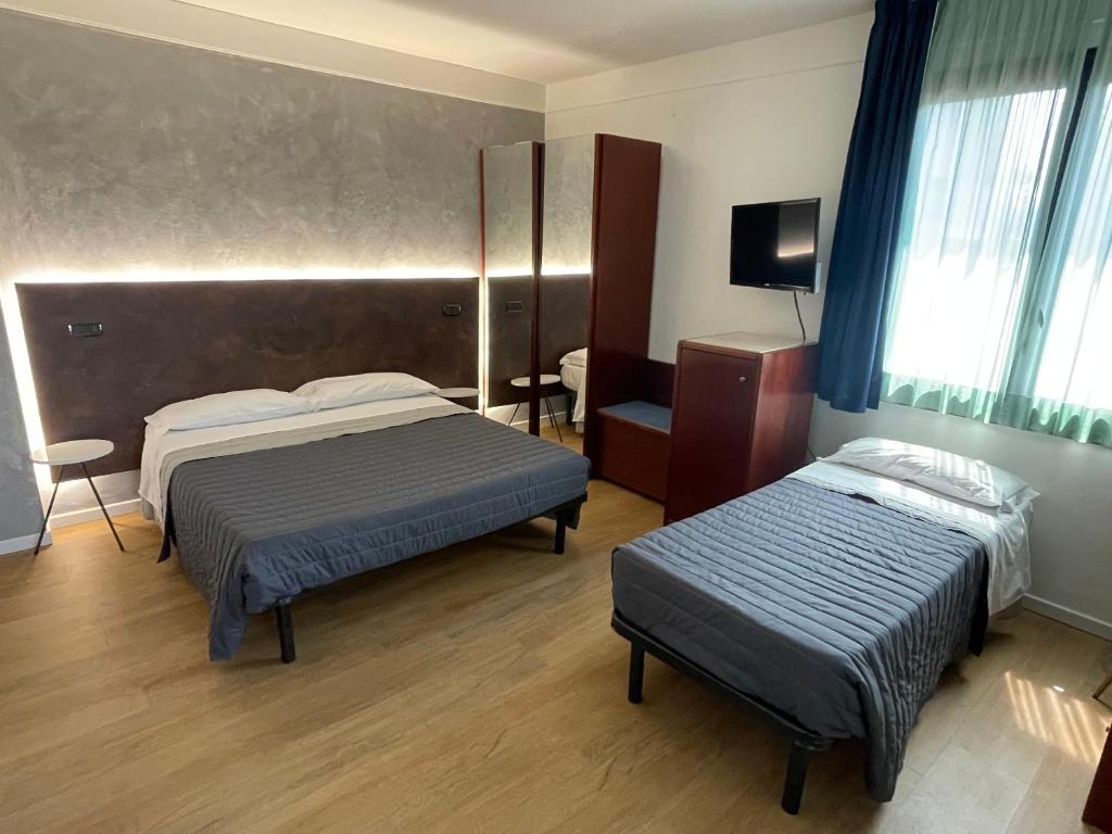 une chambre d'hôtel avec deux lits dans une chambre dans l'établissement Hotel Sirena - B&B, à Cesenatico 59 autres photos