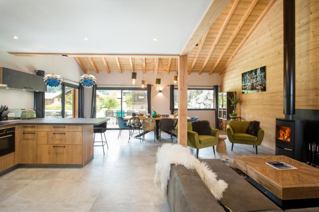 une cuisine et un salon avec un canapé et une table dans l'établissement Simply Morzine - Chalet Stade, à Morzine