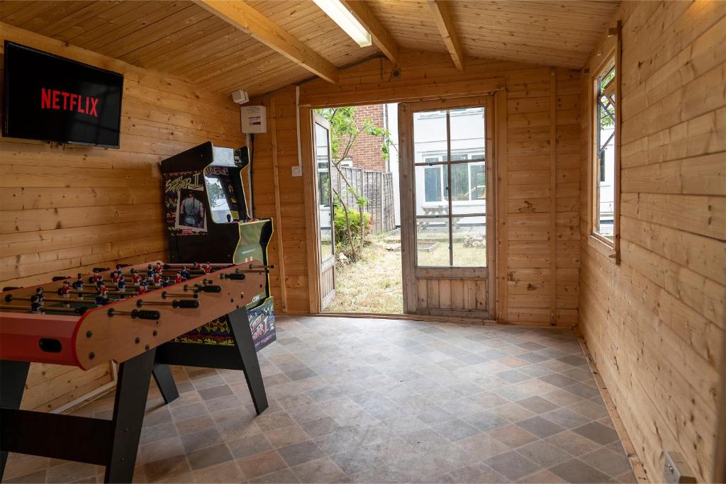 Games Room free Parking House 4
