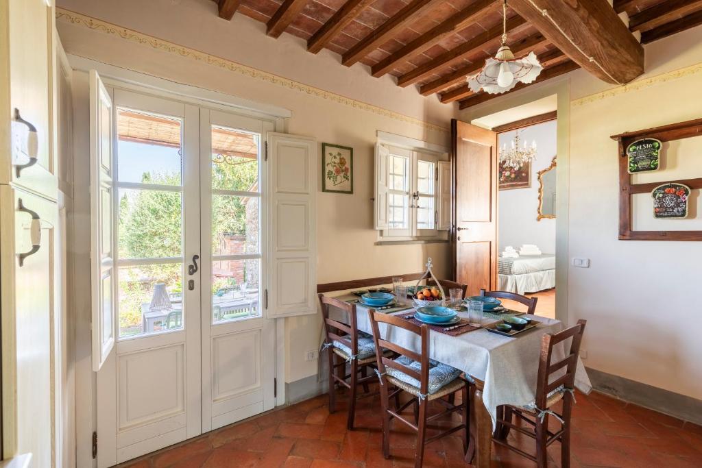 une salle à manger avec une table et des chaises dans l'établissement Il Borgo, à Arezzo