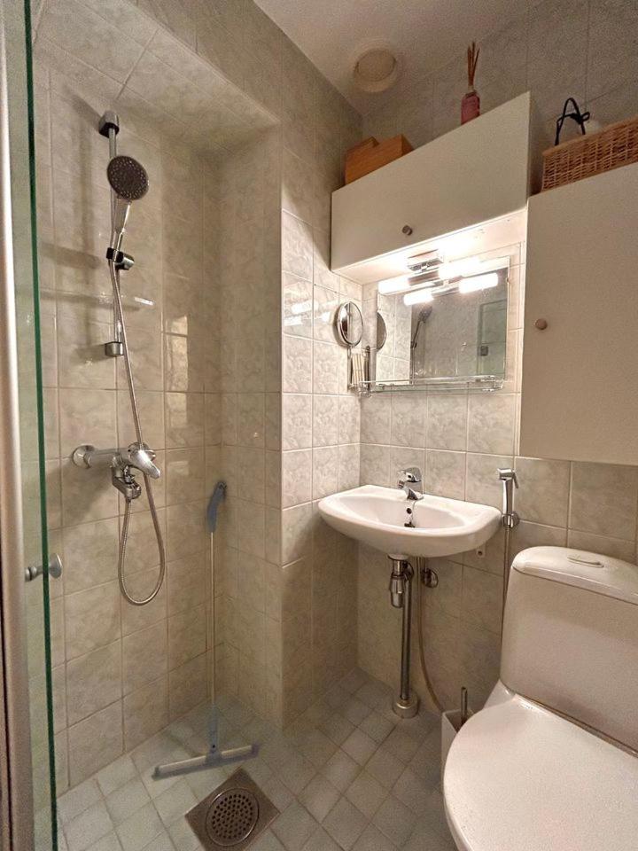 Cozy Top-Floor Studio in Trendy Punavuori, Quiet & Central 4